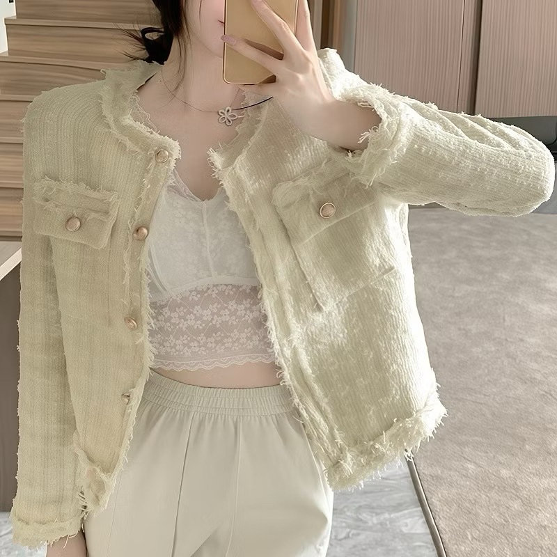 เสื้อคลุมแขนยาวสีขาวครีม สวย หรู มีสไตล์ ดูแพง แต่งกระดุมและกระเป๋าหน้า รหัสA91