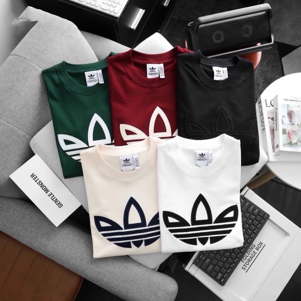 เสื้อยืด ADIDAS คอกลมแขนสั้นรุ่นOutlined Trefoil T-Shirt ด้านหน้าปักโลโก้ ADIDAS แถบใหญ่เนื้อผ้าcotton