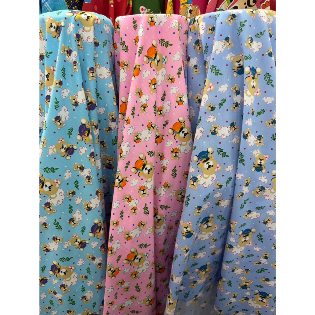 ผ้าCotton TC พิมพ์ลาย หมีน่ารัก สีสวยสด TC เป็นผ้าคอตต้อนผสม หน้ากว้าง 44 นิ้ว ขายเป็นเมตร พิมพ์ลายหมี ลายคมชัด สีสด