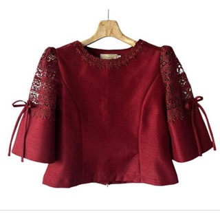 เสื้อผ้าไหมอัดกาว คอกลมลูกไม้สวิต แขนบานสามส่วน