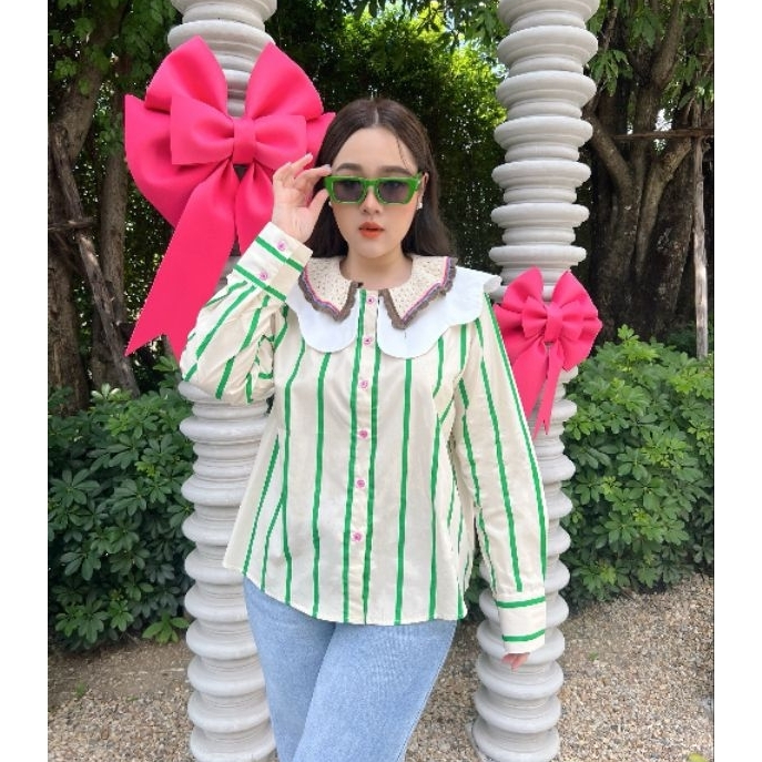 𝗕𝗘𝗥𝗟𝗜𝗡 𝗦𝗛𝗜𝗥𝗧 - เชิ้ตลายทางแต่งคอปกไหมพรมถัก ระบายๆ น่ารัก