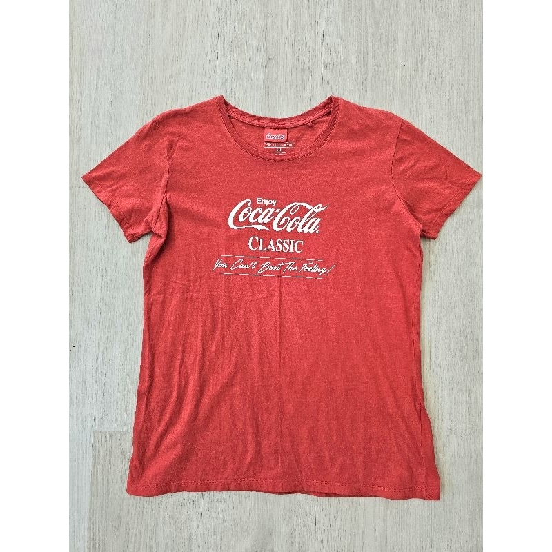 ส่งต่อ สวยมาก เสื้อยืดคอกลมสีแดง สกรีนลาย Coca Cola แท้ เสื้อยืดผู้หญิงสวยมาก เสื้อแดง เสื้อตรุษจีน