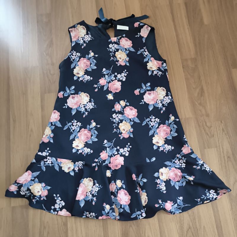 เดรส สั้น lizlisa ลายดอกกุหลาบ สวยผู้ดีมากๆ มือสอง