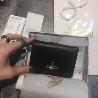 Vivienne Westwood กระเป๋าสตางค์ใบสั้นหนังวัวพิมพ์ลาย Saturn …