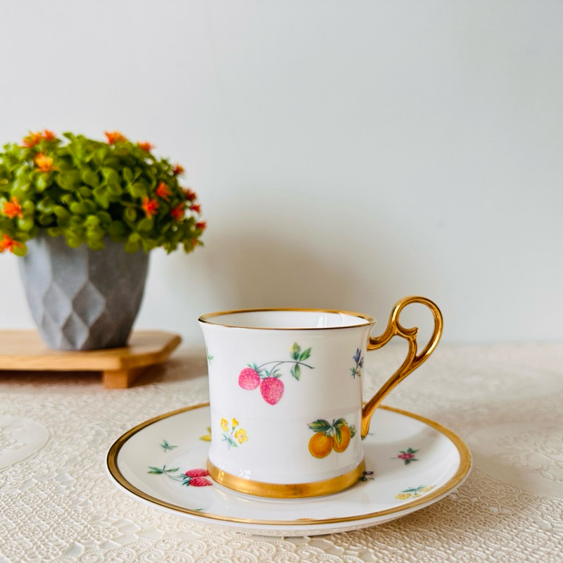 Sango Japan ชุดชา/กาแฟเนื้อบางสีขาว ลายผลไม้และดอกไม้ ขอบทองแน่นๆ ใหม่