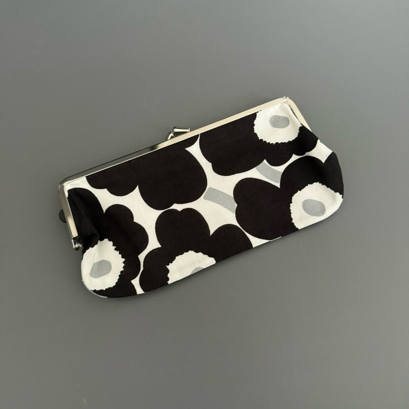 พร้อมส่ง Marimekko Silmälasikukkaro Mini Unikko bag ของแท้100% กระเป๋าใส่ของ ใส่เงิน เครื่องสำอางค์