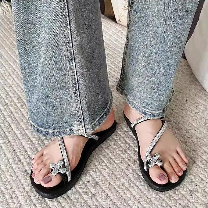 home..fashion รองเท้าแตะ  สวมนิ้วโป้ง ยางPVC พื้นรองเท้าสูง 1.5 cm ประดับแถบเงิน วิบวับ สำหรับผู้หญิง  165