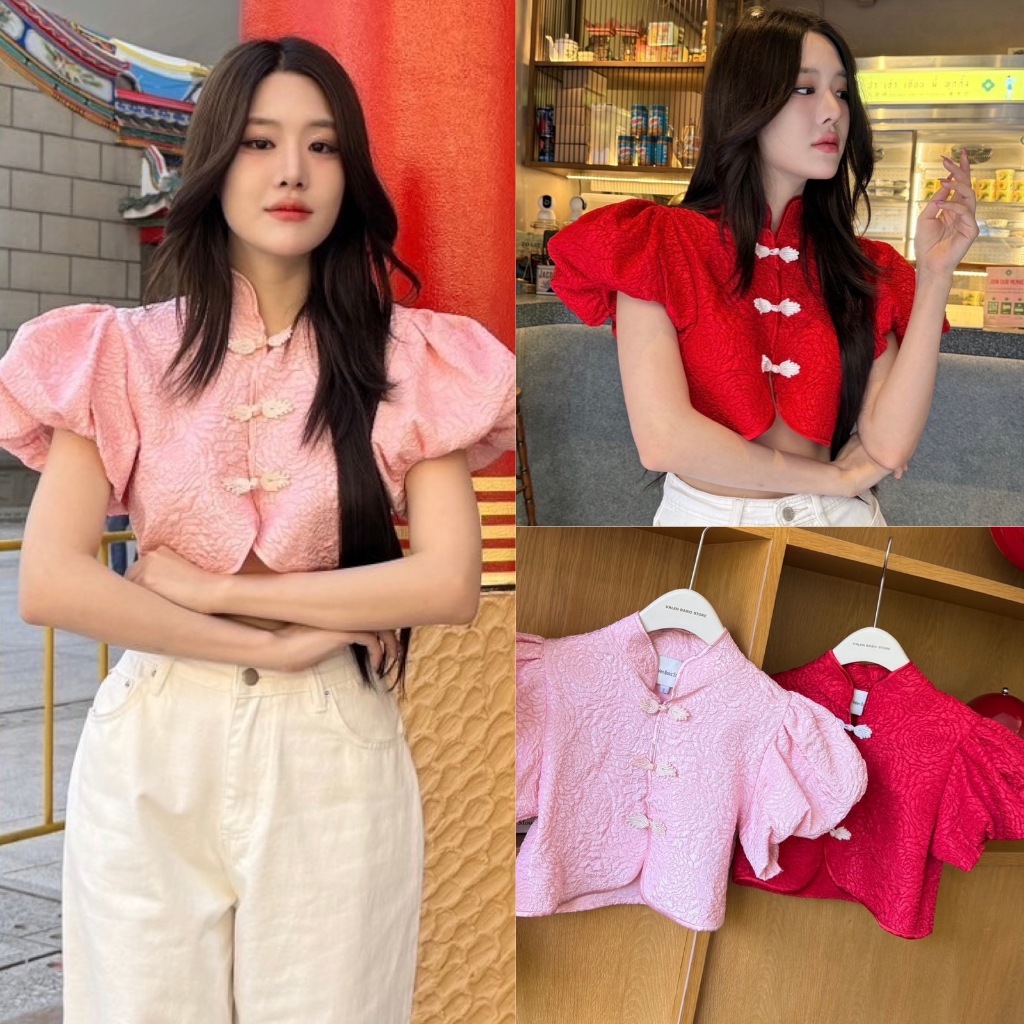 新年快樂 ซินเหนียนไคว้เล่อ ตรุษจีนปีนี้จะพลาดไม่ได้เลยค่า เสื้อลายดอกนูนแบบน่ารัก สดใส ดีแขนพองๆ น่ารักไปอีกก ผ้าซาติน