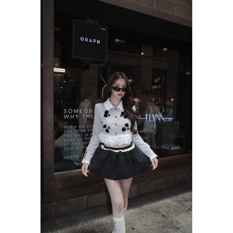 flyn เซ็ตเสื้อครอปกันหนาวสีเทาพร้อมปักมุกดอกไม้สีดำ (ดำ) แต่งกระดุมดำและมีระบายชายมาพร้อมกระโปรงบอลล