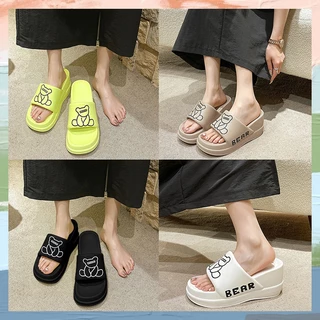 กำลังมาแรง รองเท้าแตะแบบสวมส้นหนา รุ่นนี้สูงสะใจมาก แต่งลายน้องหมีสุดน่ารัก งานดีงานจึ้งสุดๆ มีสวยสะกดสายตา ห้ามพลาด