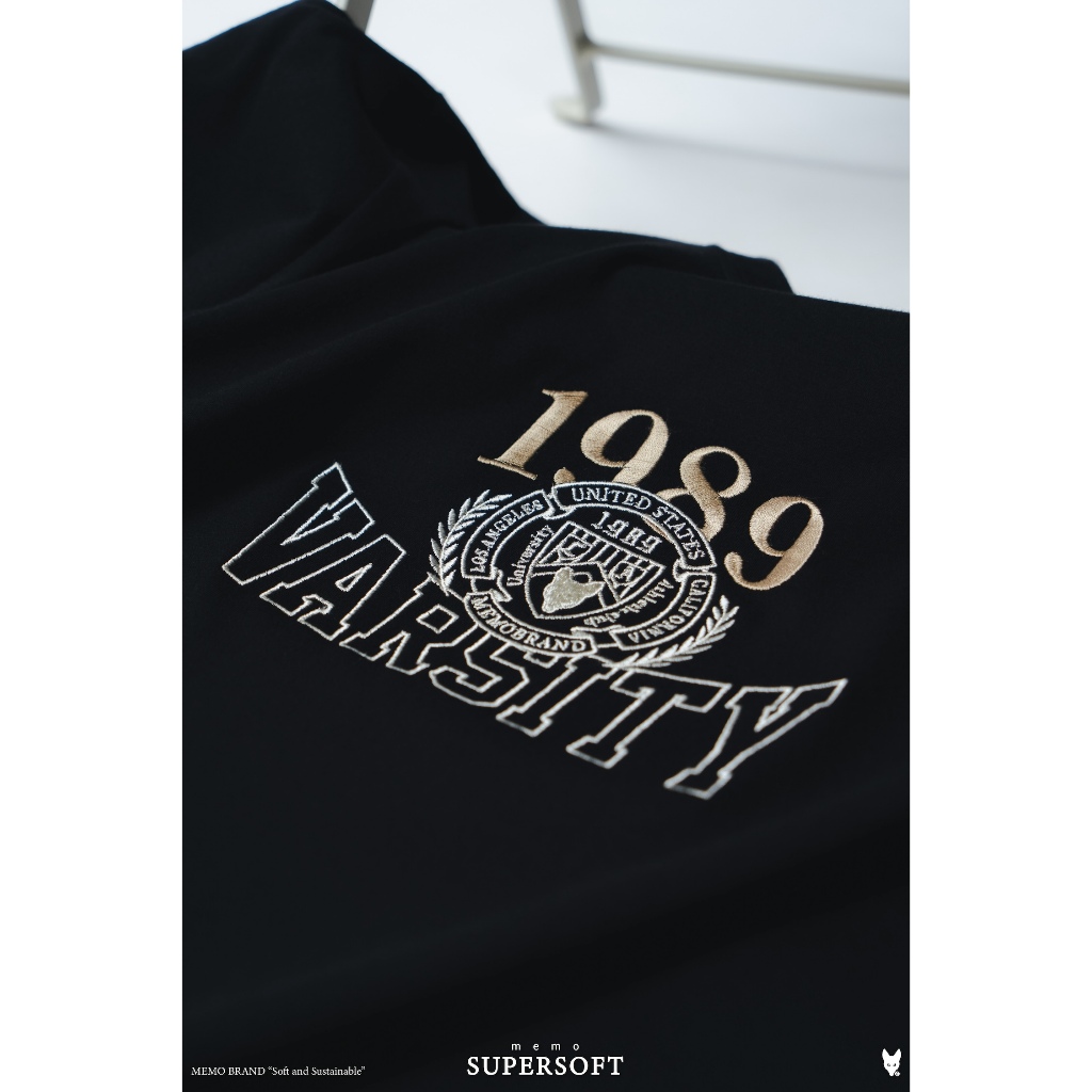 AEIOU เสื้อยืด Memo Supersoft Premium ลายปักใหญ่ 1989 Varsity สินค้าลิขสิทธิ์แท้