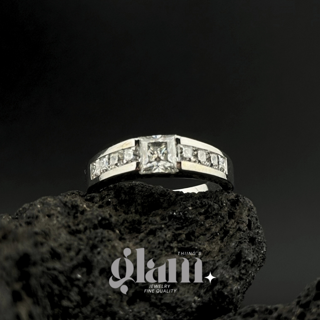 S3-11 *ส่งจากไทยภายใน 3 วัน* แหวนผู้ชายฝังเพชรสี่เหลี่ยม Moissanite (โมอีส) ทรง Princess Cut 1.0 ct.