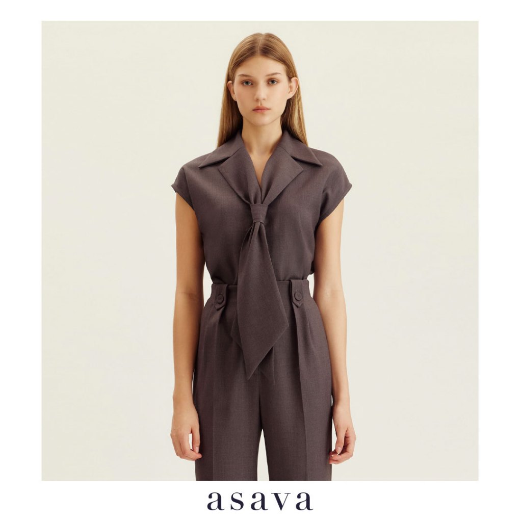 [asava aw24] Asava Tie-collar Blouse เสื้อผู้หญิง แขนล้ำ คอวี แต่งดีเทลแถบผูกช่วงปก