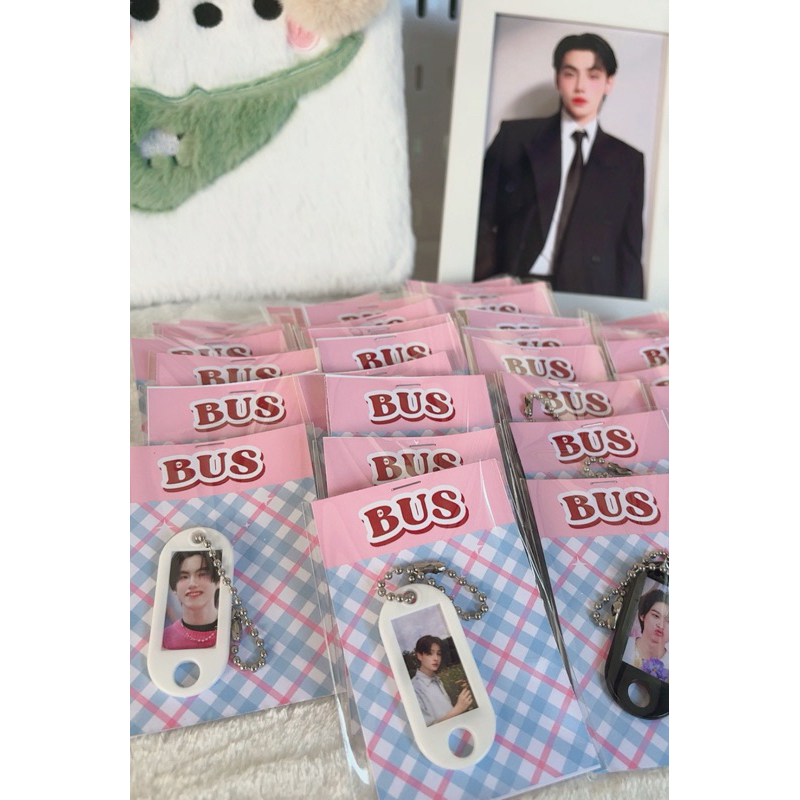 Q02 พร้อมส่ง 🇹🇭 พวงกุญแจป้ายแท็ก(รูป) ‘BUS’ ครบ 12 เมมเบอร์
