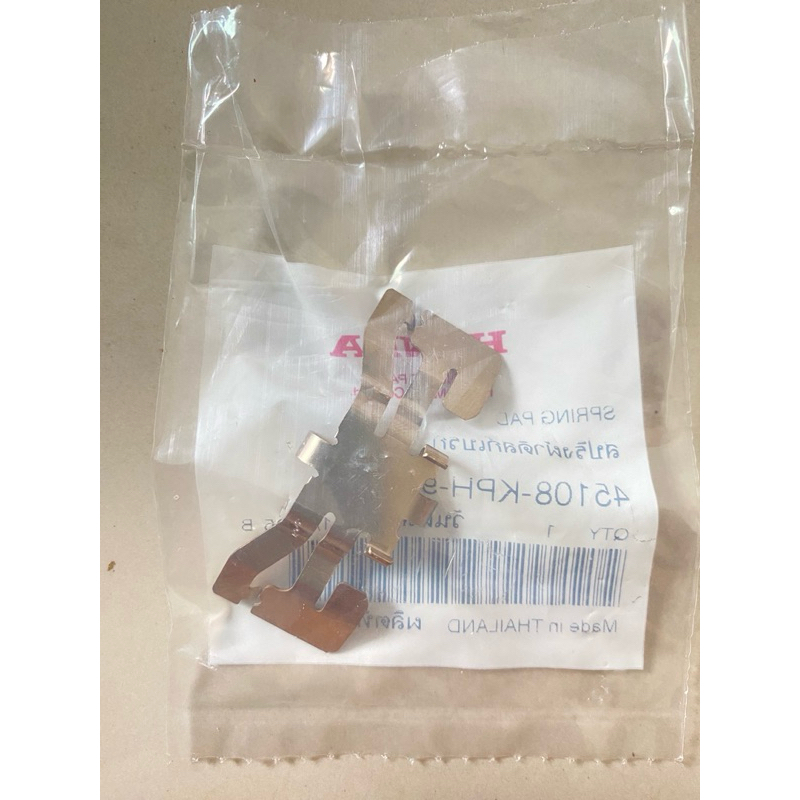 แผ่นสปริงกดผ้าดิสก์เบรคหน้า เวฟ 125 R,S,I รุ่น หัวเถิก,ไฟเลี้ยวบังลม แท้เบิกศูนย์ (รหัสสินค้า 45108-