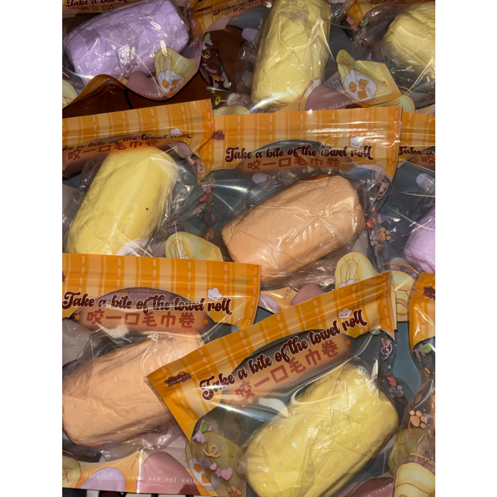 Zoey Towel Roll Squishy สกุชชี่ขนมปังโรล ของแท้จากโรงงาน