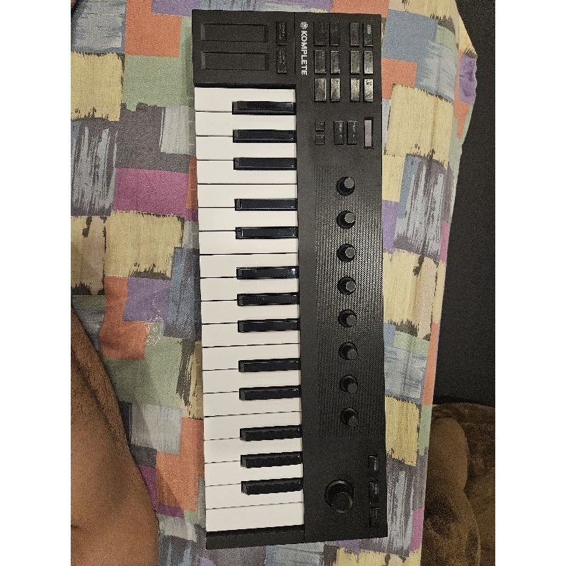 midi keyboard NATIVE INSTRUMENTS KOMPLETE KONTROL M32 มือสองสภาพเหมือนของใหม่