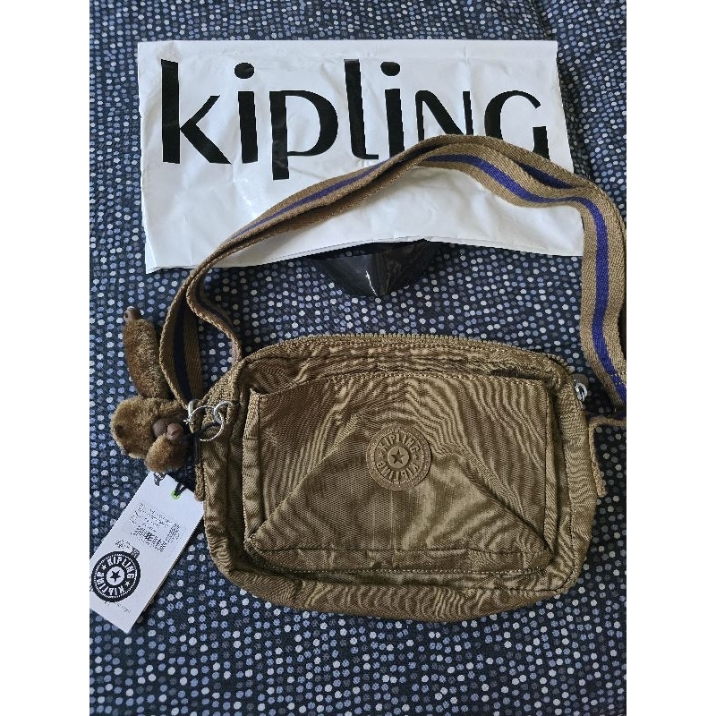 ขายกระเป๋า Kipling รุ่น Abanu size M สีน้ำตาล ของแท้ F มาจาก Live ของ Official Kipling ของใหม่ มือ 1