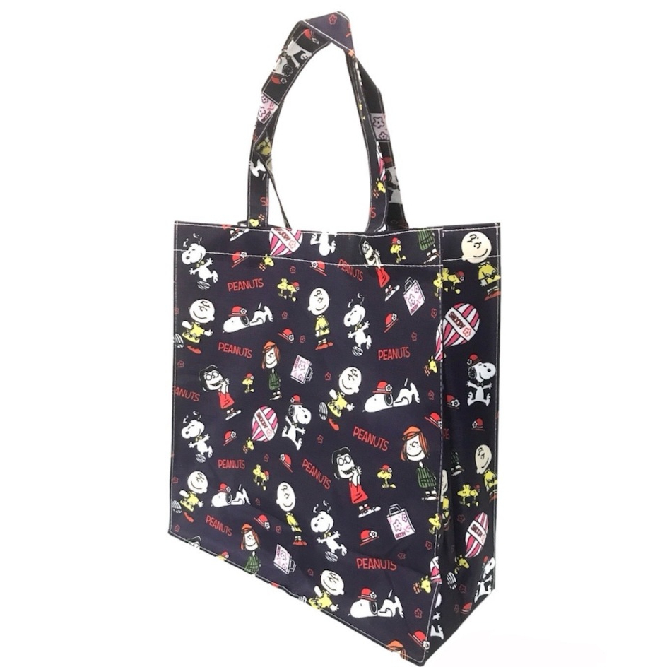 SNOOPY BLACK กระเป๋า กระเป๋าลดโลกร้อน เอนกประสงค์ ทรง A4 ลาย SNOOPY A4 สนูปปี้ ผ้าเคลือบกันน้ำ มีแผ่นรองใต้กระเป๋า