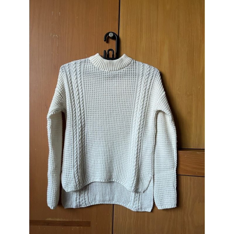 Uniqlo knit sweater สีขาว