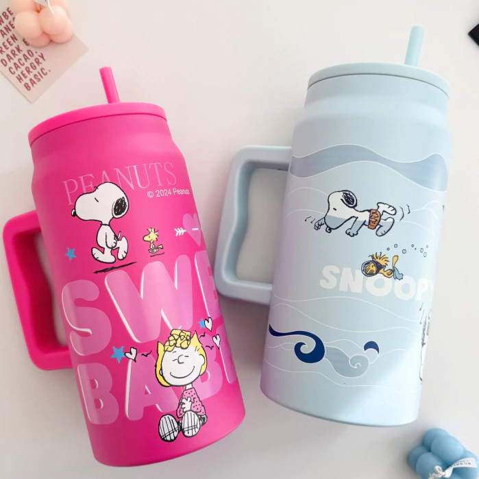 การขายล่วงหน้า Snoopy แก้วเก็บความเย็น 1500ml/50oz พร้อมที่จับและฝาฟางถ้วยแก้วกระติกเก็บความร้อนและเย็นถ้วยน้ำในรถยนต์ข thumbnail 6