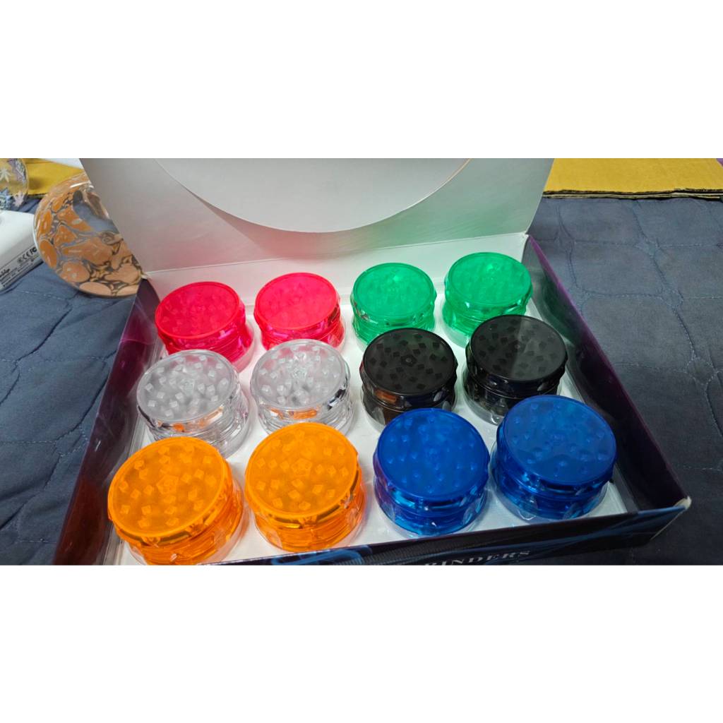 ( ขายยกกล่อง ) ที่บดพาสติก ที่บดสมุนไพร ทรงกลม หลากหลายสีสัน 1 กล่อง มี 12 ชิ้น คละสี พร้อมส่ง