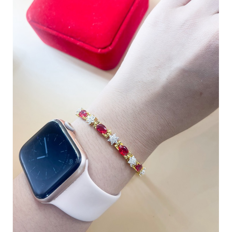 สร้อยข้อมือแดงทับทิมคั่นลายดอกพิกุล แบบเล็กๆ15-19cm งานขับผิว