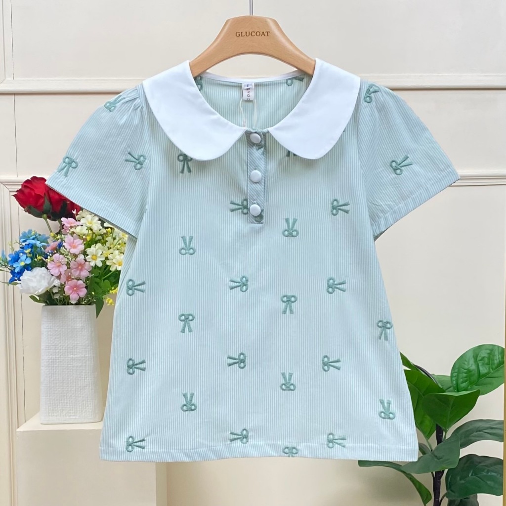 T333 เสื้อสีเขียวลายริ้ว ปักโบว์สีเขียว คอปกบัว กระดุมหน้า 3 เม็ด
