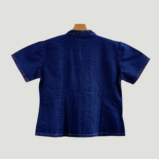 เสื้อผ้าฝ้ายผู้หญิงคอจีนแขนสั้น กระดุม15เม็ด ทรงเข้ารูปมาพร้อมงานปักดอกที่เป็นเอกลักษณ์ ผ้าฟอกสโตนเนื้อนุ่มมือสีไม่ตก