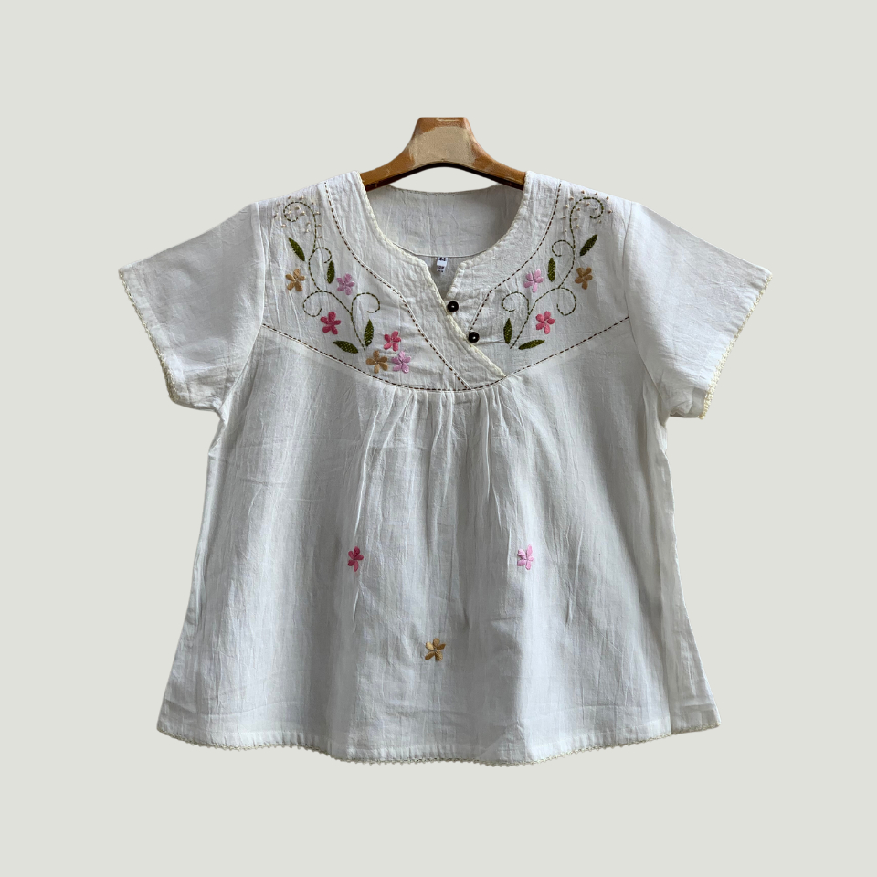 เสื้อผ้าฝ้ายสาลูสีขาวมะลิ คอจังโก้แขนสั้นงานปักถักมือ ลายดอกไม้ สวมใส่เย็นสบาย ไม่กลัวร้อน ตลอด Summer มีขนาด 38-48 นิ้ว