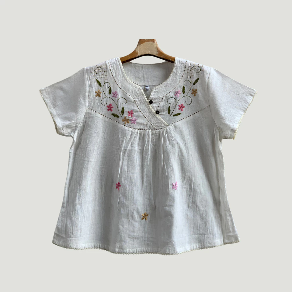 เสื้อผ้าฝ้ายสาลูสีขาวมะลิ คอจังโก้แขนสั้นงานปักถักมือ ลายดอกไม้ สวมใส่เย็นสบาย ไม่กลัวร้อน ตลอด Summer มีขนาด 38-48 นิ้ว