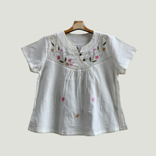 เสื้อผ้าฝ้ายสาลูสีขาวมะลิ คอจังโก้แขนสั้นงานปักถักมือ ลายดอก…