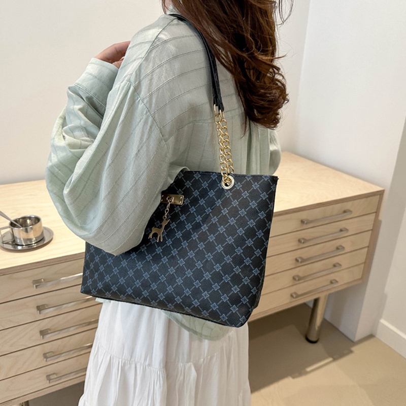 สินค้าเข้าใหม่พร้อมส่ง กระเป๋าแฟชั่นลำลองสไตล์เกาหลี  งานสวยฮอตฮิตมากรุ่นนี้ ใบใหญ่ใส่ของได้เยอะ แถบตกแต่งโซ่เพิ่มสีสัน