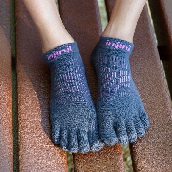 INJINJI ถุงเท้าวิ่งแยกนิ้ว WMN RUN LIGHTWEIGHT NO-SHOW COOLMAX CHARCOALรุ่นวิ่งขอสั้น (ผู้หญิง) สีชาโคล ของแท้ - รูปที่ 3