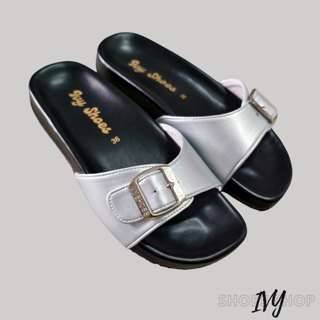 รองเท้าแตะ IVY SHOES  แบบสวมเข็มขัด ( สายสีเงินเมทิคลิค-พื้นดำ )หนังนิ่ม พื้นนุ่ม  รองเท้าผู้หญิง size 36-41