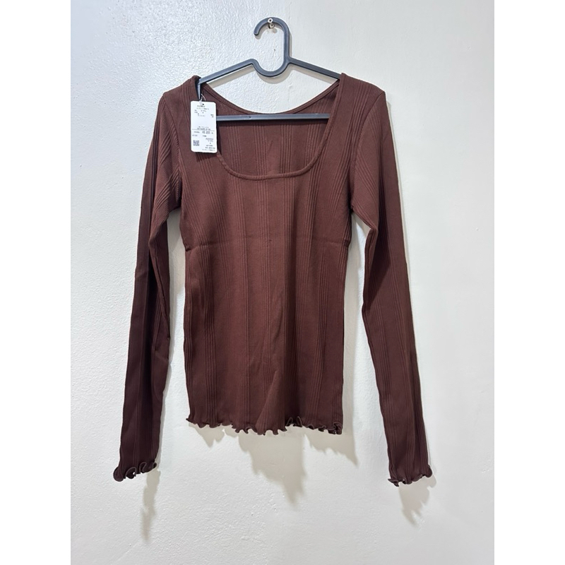 เสื้อแขนยาว ผ้าร่อง คอกว้าง สีน้ำตาลเข้ม แบรนด์ AS KNOW AS PINKY อก32-34“ ยาว23”