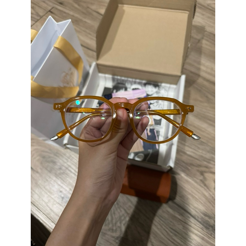 ส่งต่อแว่นสายตา เป็นเลนส์สายตามัลติโค้ตปกติ สั้น -400 ทั้งซ้ายขวา จากร้านbrownandgowl.eyewear มีแว่น