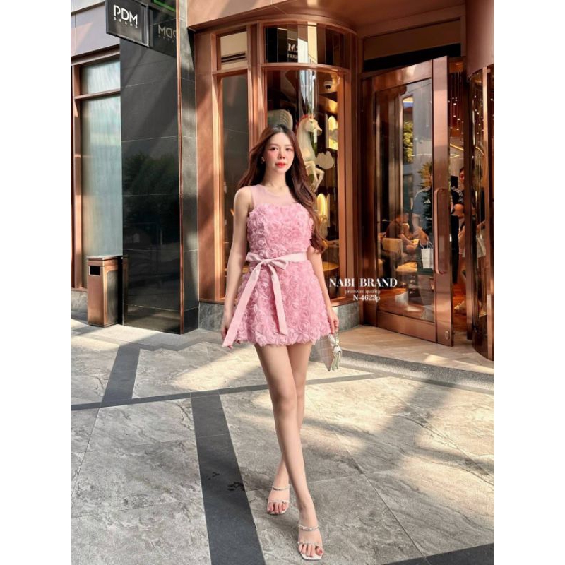 ชุดเดรสงานป้าย NABIBRAND เดรสแขนกุด ดีไซน์สวยใช้ผ้า3D ดอกกุหลาบ สีสวยละมุนมากค่ะ มี สายผูกโบว์ช่วงเอ
