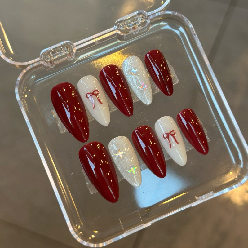 เล็บปลอมสีแดงเชอรี่ติดแล้วขับผิวมากเพ้นท์โบว์สวยๆ