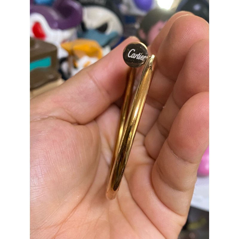 ของสะสม  กำไล ข้อมือ งานตู้ญี่ปุ่น มือ2 สภาพดี ปั้มตรงห้วตะปูว่า Cartier ราคา 500 บาท