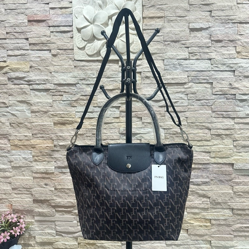 *รุ่นยอดฮิต size M* กระเป๋า Flynow Fn bag กระเป๋าถือ สะพายพาดลำตัว ลาย Fn (ของใหม่)