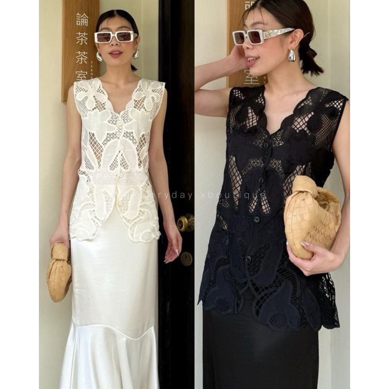 พร้อมส่ง📍100#💫🍸 New Arrival 🍸💫 LACE SLEEVELESS TOP (490฿) เสื้อแขนกุดลูกไม้ทอนูน คอวี กระดุมหน้า studiox2