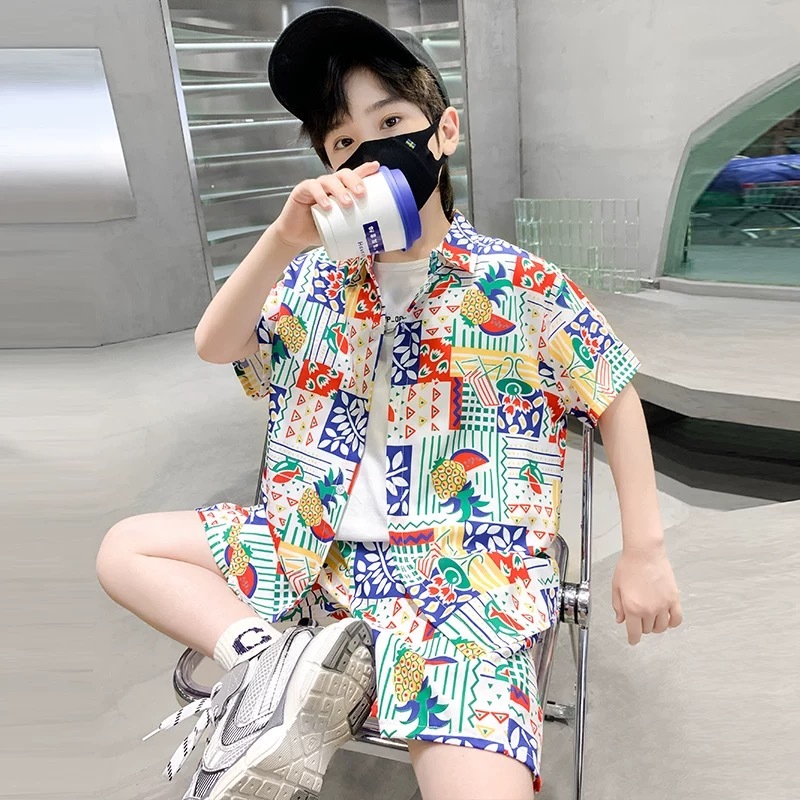aililai1688 เสื้อเชิ้ตเด็ก+กางเกง แขนสั้น ลายกราฟฟิกดีไซน์ เนื้อผ้าดี ใส่สบายไปงายเปียก พร้อมส่ง