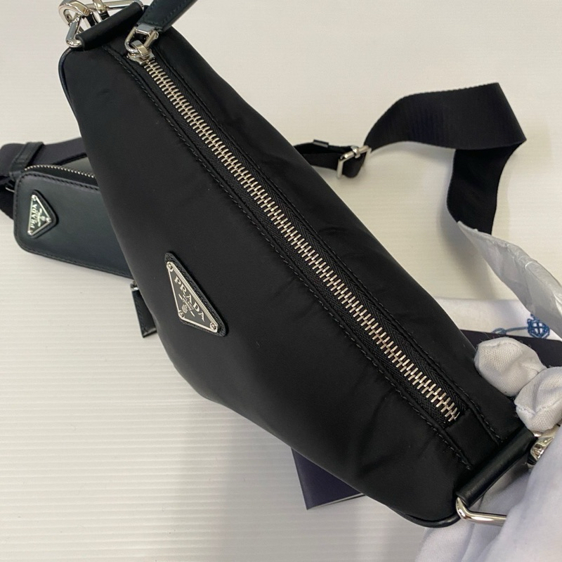 prada กระเป๋าสามเหลี่ยม
