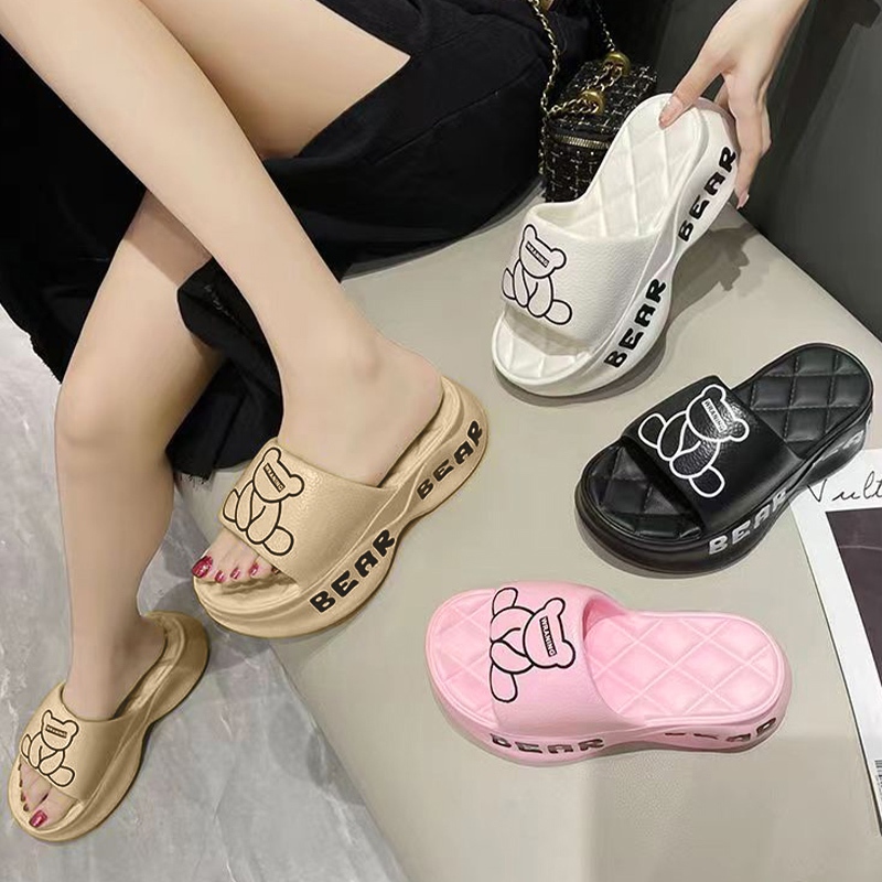 Lateye สวยมงลง รองเท้าแตะผู้หญิงเสริมส้น งานสวยน่ารัก พื้นหนาแบบสับๆ นิ่มเบาสวมสบายเท้า ราคาถูกมาก แต่งลายการ์ตูนหมีสุดเ