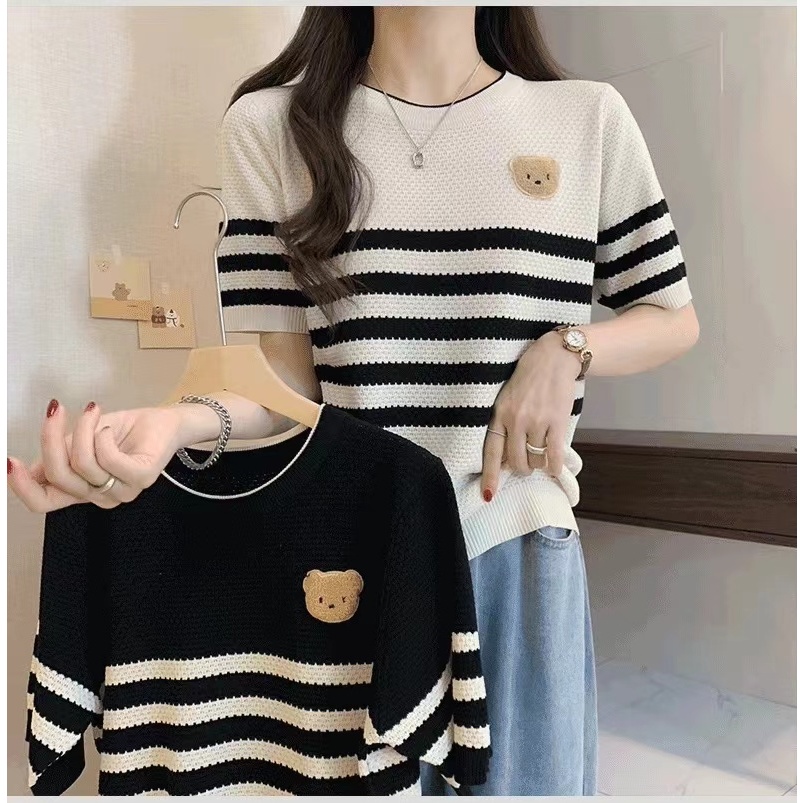 พร้อมส่งเสื้อแขนสั้นไหมพรมถักผ้านิ่มใส่สบาย ปักป้ายหมีถักเส้นดำตัดสี18045*