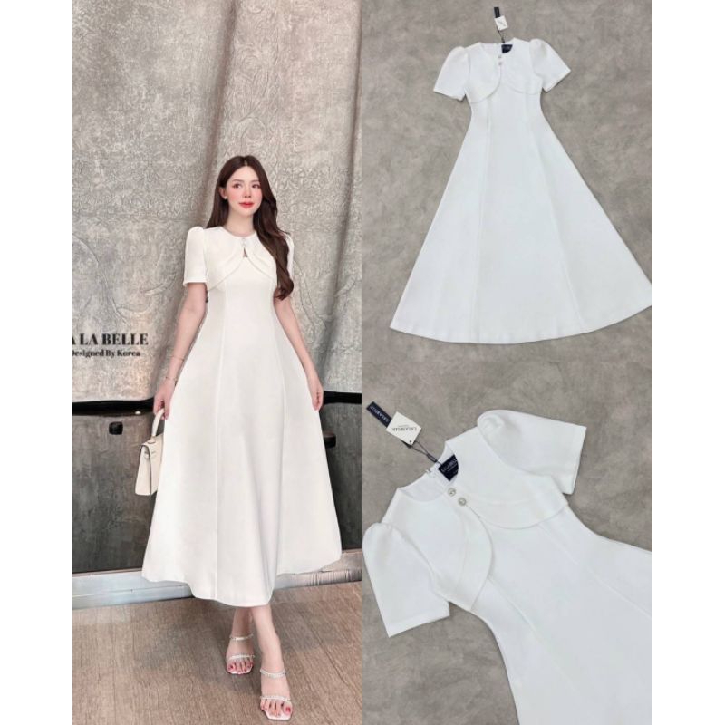 LA LA BELLE เดรสขาวผ้าสูทสีขาวคอกลมแขนสั้นแต่งกระดุมเอวเข้าทรงตีเกล็ดหน้ากระโปรงยาวทรงสวย