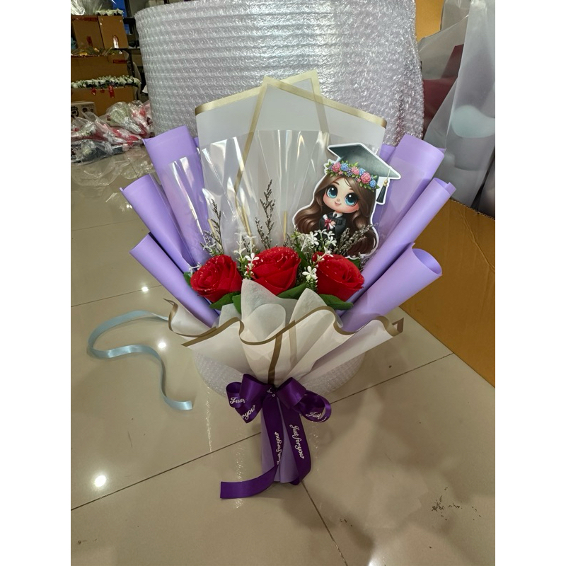 ช่อดอกไม้บัณฑิต ใส่ธนบัตร 5ใบ กุหลาบหยดน้ำ 3ดอก(เลือกตัวการ์ตูนหมายเหตุได้นะคะ) - รูปที่ 7