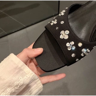 Daisy Velvet รองเท้าส้นสูงผ้าซาตินทรงสวมดีเทลปลายส้นดอกไม้ 2.5 นิ้ว คอมพลีทลุคหวานฉ่ำ ชวนมอง คุณหนูเกาหลีละมุนๆ P09