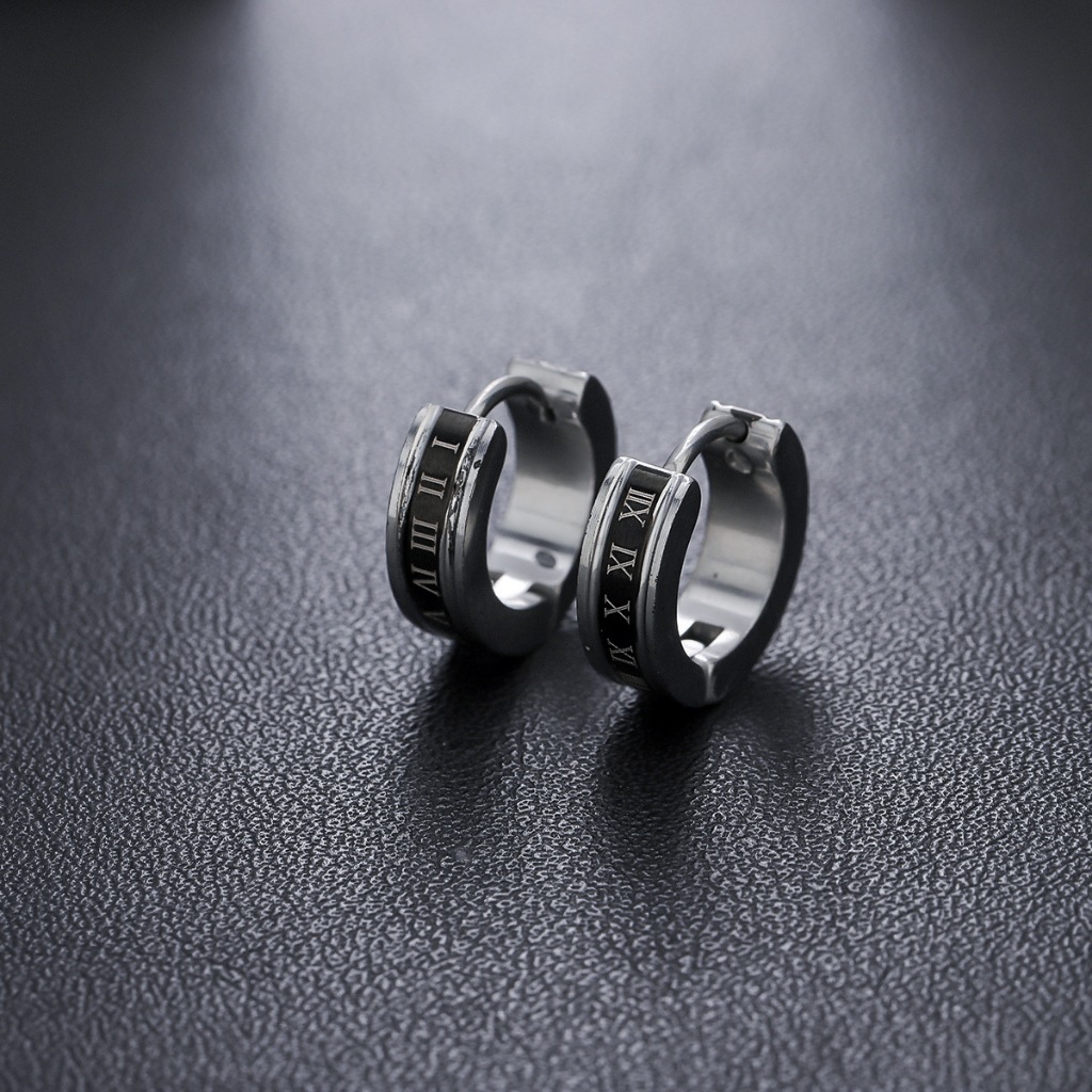 1 คู่ ต่างหูห่วงตัวเลขโรมัน สไตล์เกาหลี ต่างหูห่วงลายวินเทจสําหรับผู้ชาย เรียบหรู ใส่ได้ทุกโอกาส - รูปที่ 4